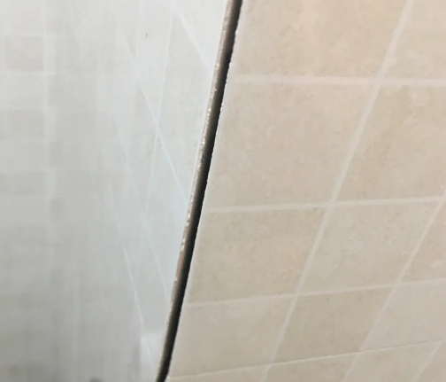 浑江瓷砖空鼓维修公司分享阳台瓷砖脱落的修复过程可以分为以下几个步骤