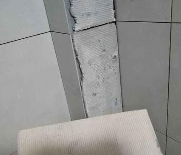 浑江瓷砖空鼓维修公司分享下厨房瓷砖脱落的补救措施。